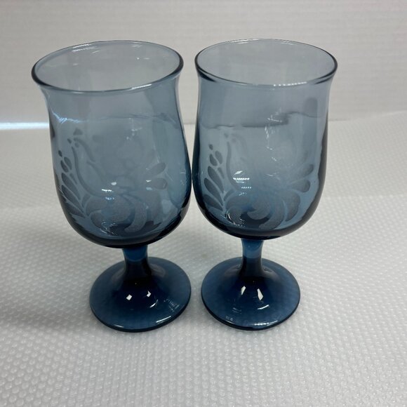 Pfaltzgraff Yorktowne Blue Etched Wine Goblets Set 2 Glasses 6" Tall - Picture 1 of 5